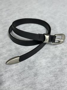 細型のバックルベルト、トレンディでユニークなシンプルなデザインのウエストバンド。メンズ・レディース向けの おしゃれなレザー ストラップで、ギフト向けにも最適。完璧なアクセサリーです。