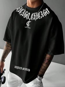 Chicagoゴシックフォント半袖Tシャツ、オーバーサイズシルエットのカジュアルデザイン、男女兼用ユニセックス対応、ストリートファッション向け夏の定番アイテム
