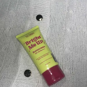 [READY] SCORA Bright Me Up Sunscreen 40 gr Sunblock Mencerahkan Melindungi UV Menyerap Cepat Glowing Sepanjang Hari