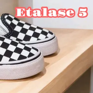 Sepatu anak anak slop catur putih hitam