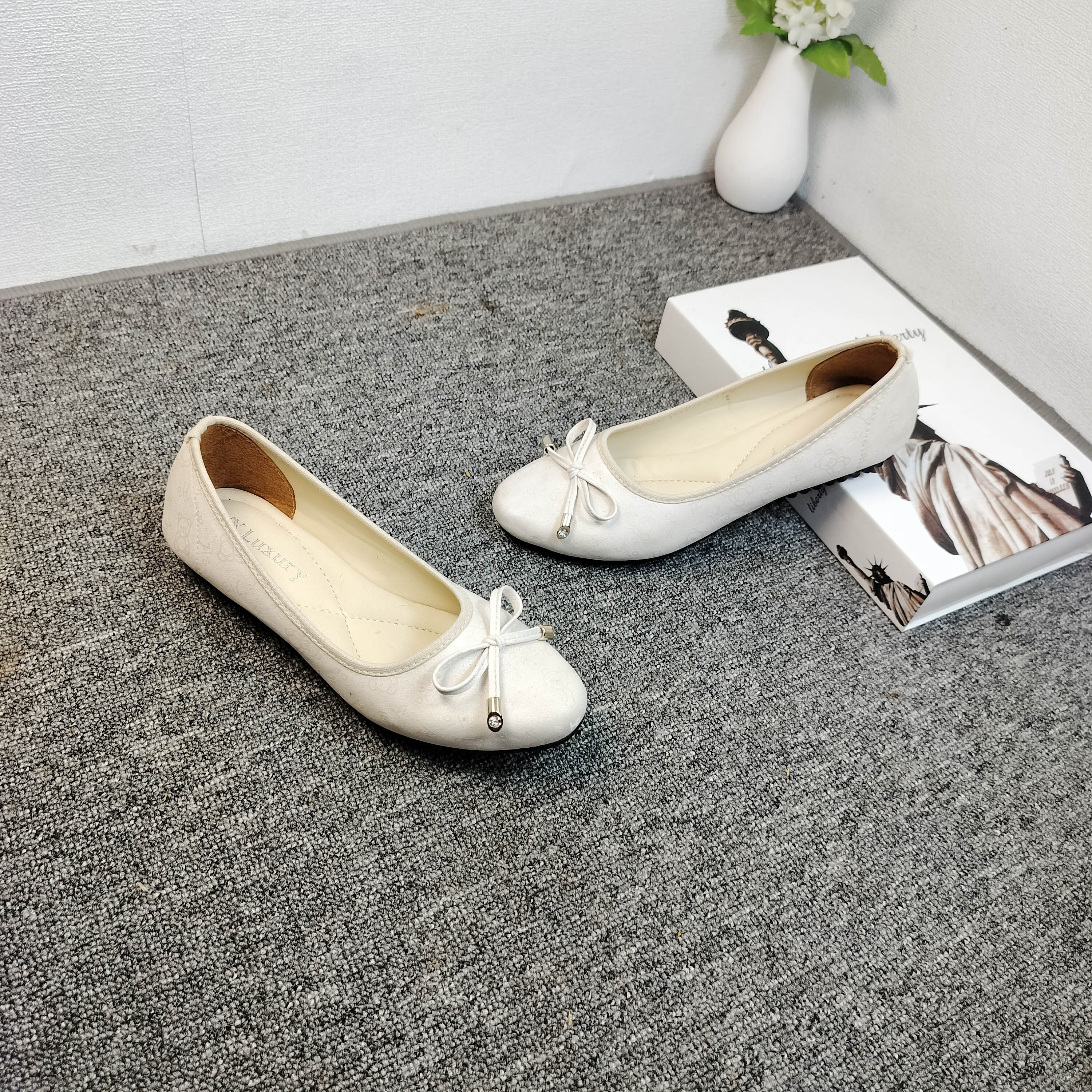 Sepatu Wanita Flatshoes Motif Labubu Variasi Tali Pita Permata Super Empuk