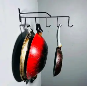 Gantungan Wajan Dapur Minimalis dengan 5 Cantolan Warna Hitam dan Putih untuk Penyimpanan Efisien dan Rapi di Dapur