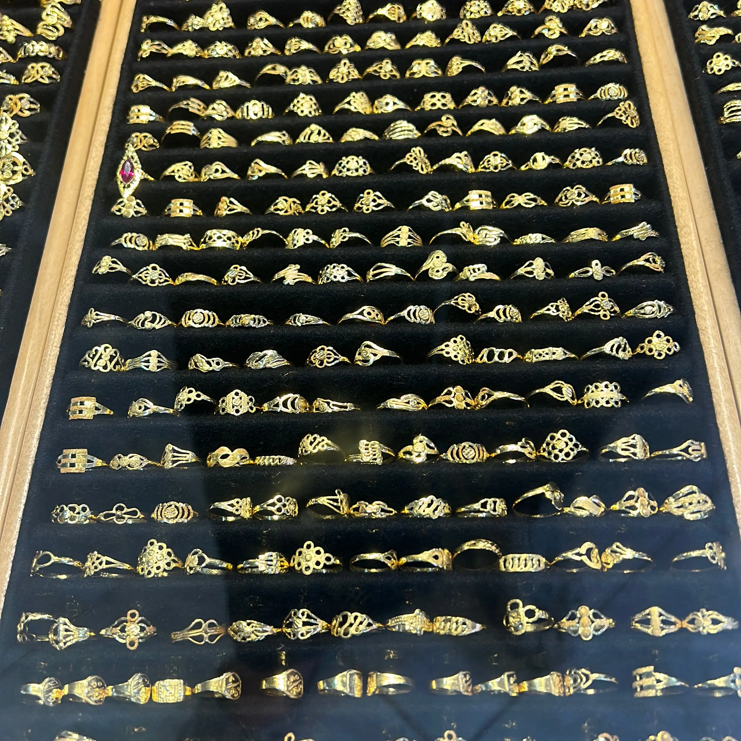 Menjual berbagai macam Perhiasan emas mulai dari anting ,kalung ,dan cincin