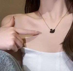 kalung angsa true beauty Perhiasan Harian Kalung Berbahan  Titanium Elegan Model Angsa Hitam Bayar Ditempat