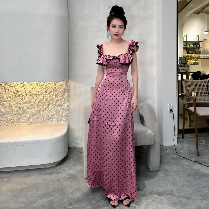 Đầm lụa chấm bi ren bèo tiểu thư cực xinh, chất vải lụa cao cấp, dáng váy dài qua gót chân fom ôm eo xoè a rất xinh và sang ạ. Cúp có mút, đi viền ren tay bèo cánh tiên che phần bắp tay cho chị em mình. Phù hợp đi chơi đi du lịch hay đi tiệc đều xinh ạ.