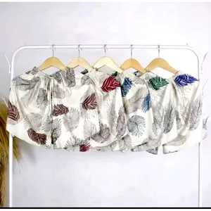 Celana Hotpants Motif Daun Bahan Rayon Nyaman Harian Santai Pantai Pendek Wanita