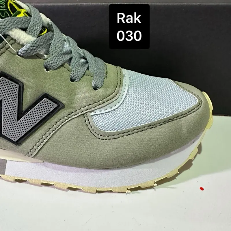 Sepatu sneakers pria SI kode rak no. 030