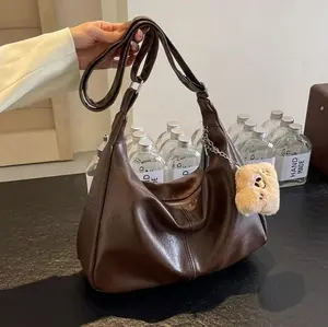 Tas selempang kulit lembut bergaya retro tas selempang berkapasitas besar bergaya Korea dengan potongan longgar tas selempang minimalis kasual Cocok untuk pelajar commuter dan aktivitas sehari-hari dengan mudah melengkapi setiap outfit