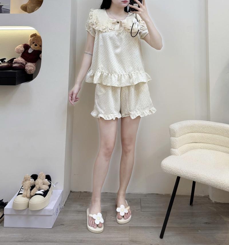 Product Introduction of Bộ đồ ngủ mặc nhà nữ Hh  áo cộc tay bồng nhẹ cổ vuông hải quan thuỷ thủ bản to màu be phối viền ren đính 4 chiếc nơ dáng áo baby xoè rộng quần cộc gấu quần bèo hoạ tiết hoa in chìm chất liệu đũi hàn mềm êm mát lạnh 2