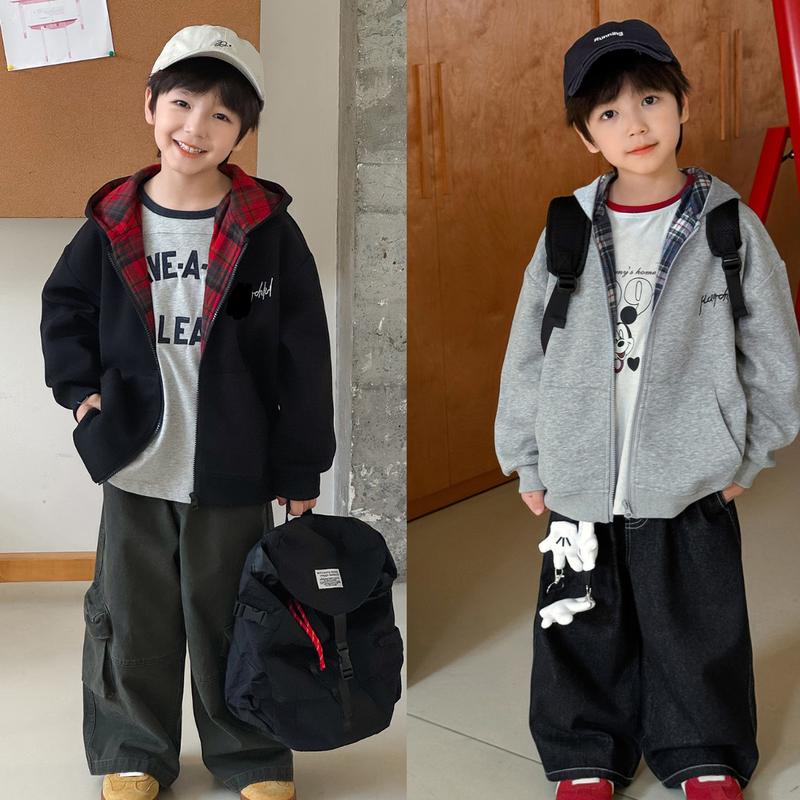 ÁO KHOÁC NỈ 1 LỚP CÓ MŨ MÀU KẺ ĐỎ VÀ KẺ XANH, KHOÁ KÉO, HOẠ TIẾT CHỮ SÀNH ĐIỆU CHẤT MỀM MẠI DÀY DẶN CHO BÉ TRAI VÀ BÉ GÁI l MOJIKIDS