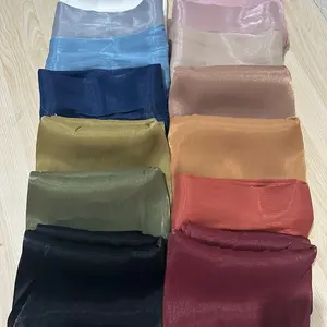 Satin glossy kainya lembut lemes dan adem dengan glossy di bagain kain terlihat mewah ukuran 1.4 x 1,5