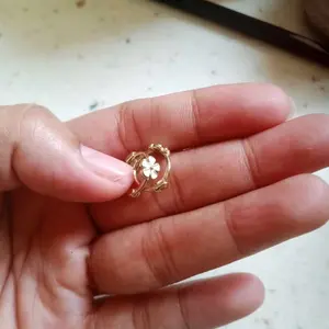 Anting Wanita Gaya Vintage Korea - Bunga Daisy dengan Jarum Perak S925 - Titanium Tahan Karat - Desain Minimalis