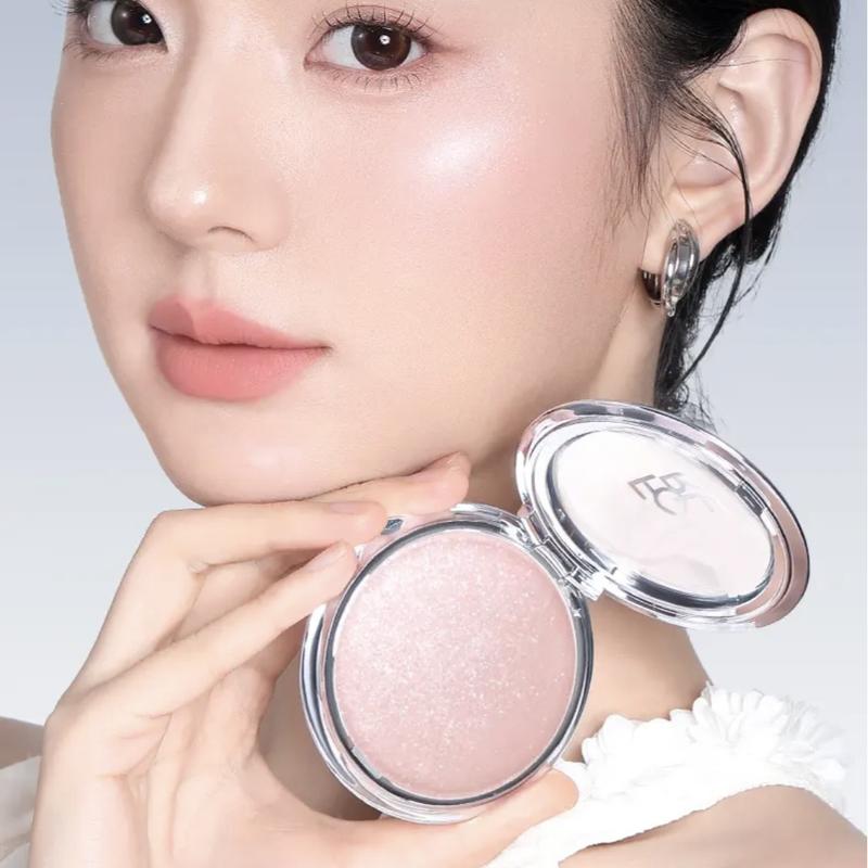 The highlighter paste is delicate, watery, monochrome, sparkling ...