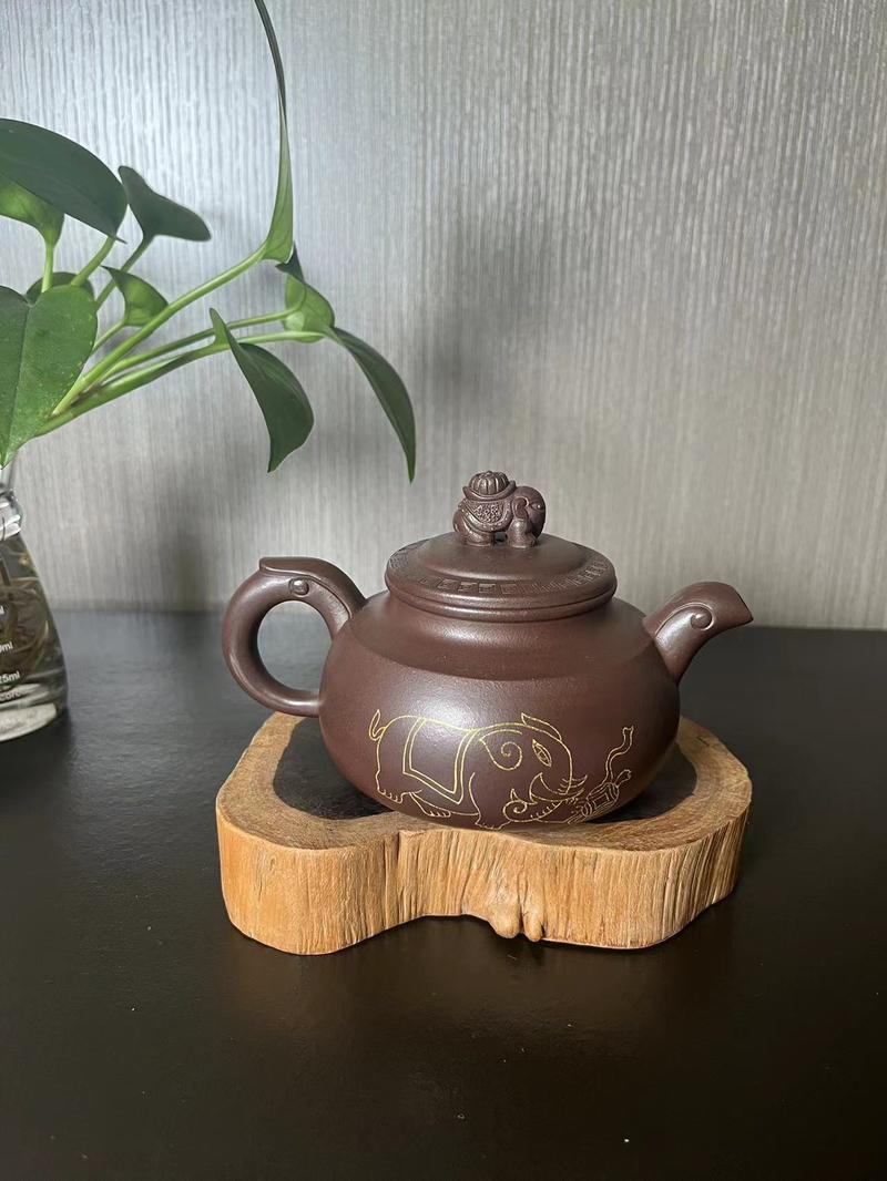 Product Introduction of NO.052This pot is made of Yixing raw purple clay. 1