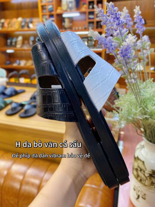  DÉP NAM QUAI NGANG VÂN CÁ SẤU DA BÒ THẬT - ĐẾ PHÍP GỖ ĐÃ DÁN BẢO VỆ ĐẾ | Dép được làm thủ công mang đến độ bền và độ thẩm mỹ cao nhất. Chất liệu da bò thật  quai da - lót da  đã dán vibram bảo vệ đế. HỖ TRỢ ĐỔI SIZE NẾU KHÁCH MANG KHÔNG VỪA. 