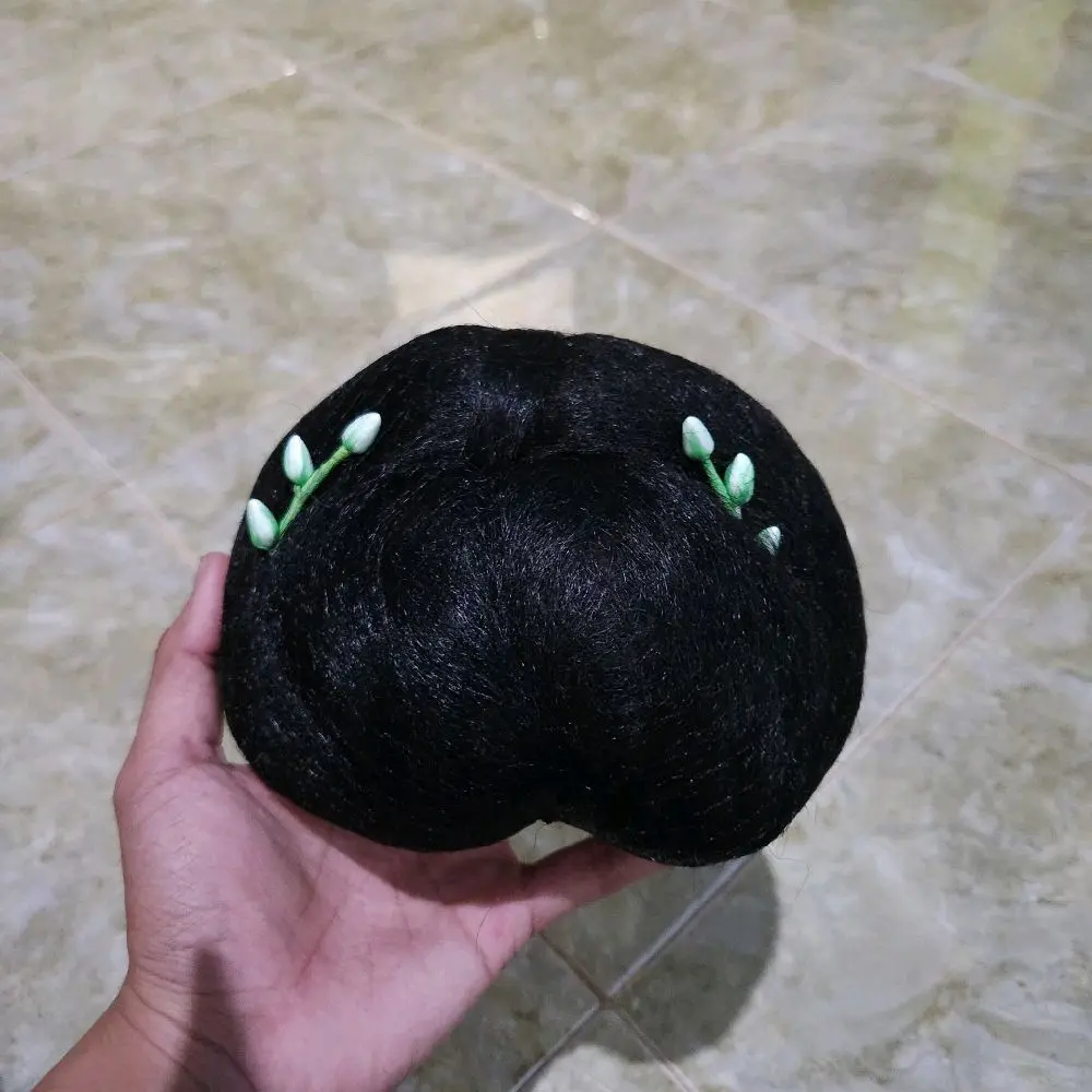 Sanggul Tekuk Anak Rambut Hitam dengan Hiasan Bunga melati Hijau untuk Tampilan Elegan dan Menarik
