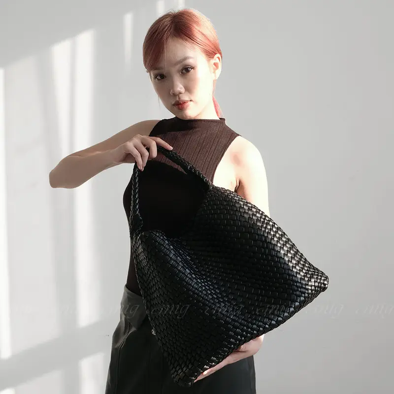 [THE ANIG] Túi đeo vai nữ dệt thủ công DY Nami màu đen 35 x 14 x 33cm 3