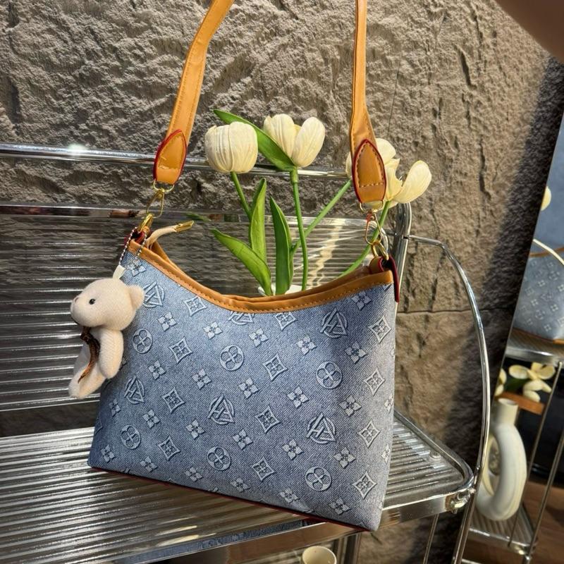 DEAL ĐỘC QUYEN TRÊN LIVE Túi Xách Nữ Đeo Vai Cầm Tay Hoạ Tiết Xinh Kèm Tặng Charm Gấu A568 Hoa Sữa Shop