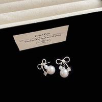 Gambar EAR PARTNER-S925 Jarum perak Sepasang anting-anting mutiara model pita logam dua arah untuk wanita, memancarkan gaya yang canggih, unik, modis, dan serbaguna. - Perak dari EAR PARTNER Kota Administrasi Jakarta Utara 5 Tokopedia