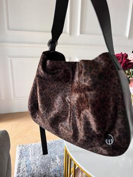 Product Review of LPD S 311 - POST BAG Leopard Sling Bag Laptop Bag from A**a 0
