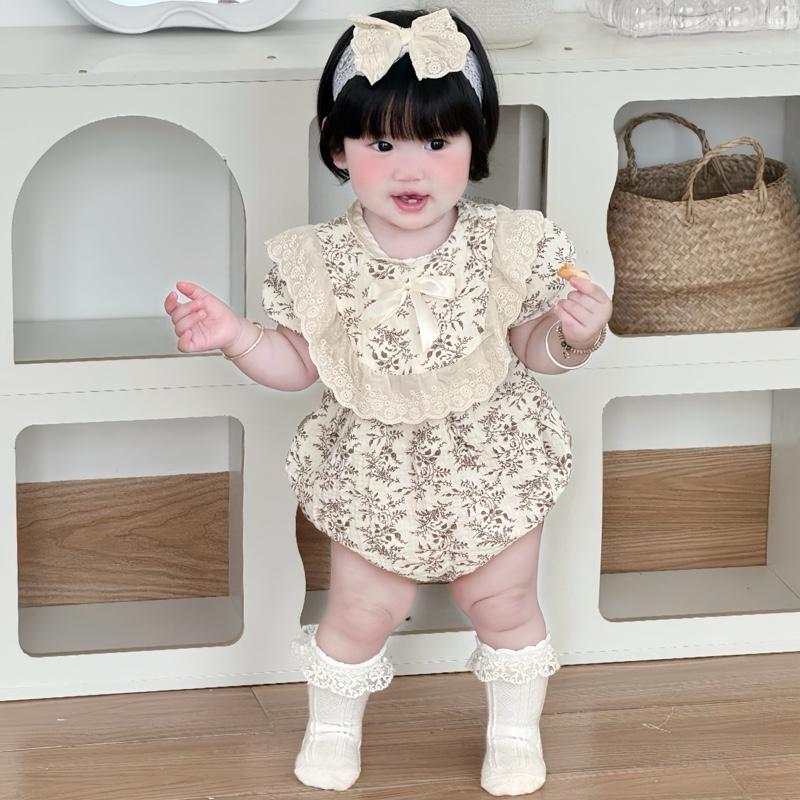   ĐỘC QUYỀN  Bodysuit Cho Bé Set 3 Món Body Xô Muslin Vintage Hoa Nâu Babydoll Kèm Yếm Phối Ren Kem Và Turban Ren Nơ Xinh Xắn 