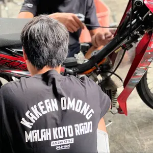 Kaos Streetwear "Racing Style" dengan Grafis Bold di Belakang – Gaya Muda yang Berani