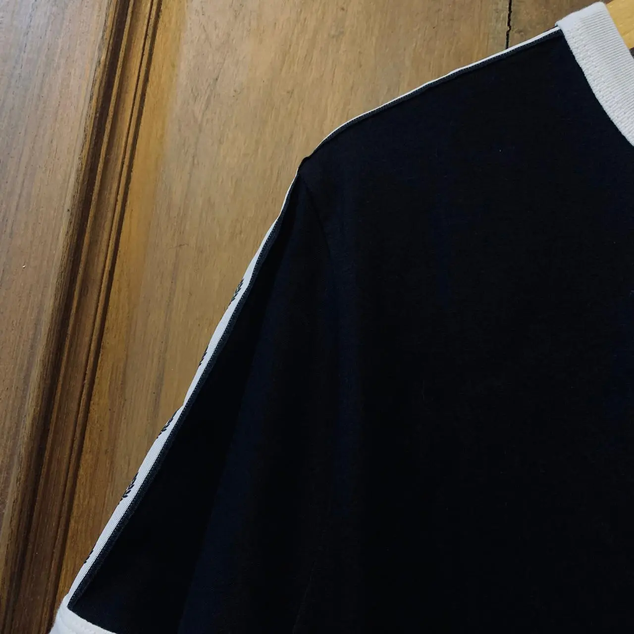 Elite Black Neck Putih