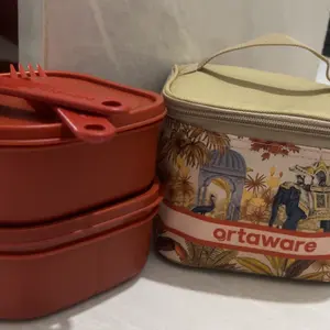 [mamalulu.home] Ortaware Store Rova Lunchbox Set - 2 Kotak Makan 2 Sekat, Sendok Garpu Tebal, Tas Thermal Stylish, BPA Free, Microwave Safe, Food Safe