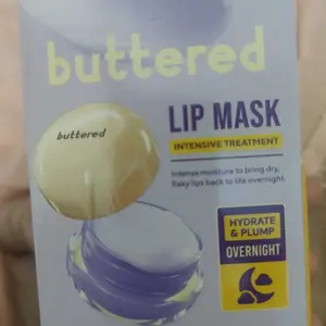 Buttered Lip Mask Scoop and Smooth Melembapkan Mencerahkan dan Menghaluskan Bibir Kering dengan Nourishing Complex Vitamin E dan Shea Butter untuk Bibir Lebih Lembut, Plumpy dan Cerah Alami