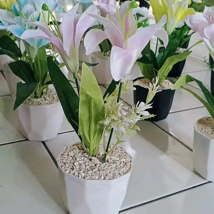 Random bunga artifficial.bunga plastik mini + vas no 8cm