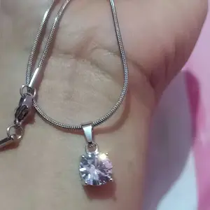 Kalung Titanium Wanita Rantai Silver Bulat Liontin Permata Satu Elegan Anti Karat Anti Luntur