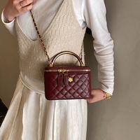 Gambar LOEI Yunseo Golden Handle Bag - Tas Selempang Wanita Fashion Classy dengan Rantai Gold 3331 - Black dari Loei Heels Kab. Tangerang 1 Tokopedia