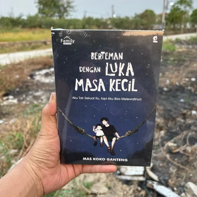 Buku Berteman dengan Luka Masa Kecil oleh Mas Koko Ganteng Aku Tak Sekuat Itu tapi Aku Bisa Melewatifnya ( KT )
