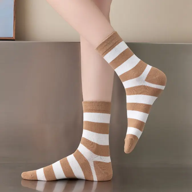 Kaos Kaki Wanita Motif Beruang Brown Kaki Panjang Socks Karakter - KK1337 7