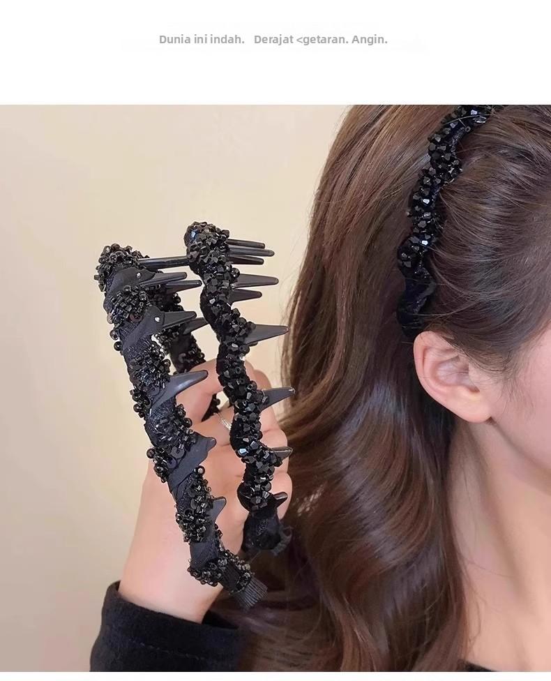 Headbands Bando Rambut Hitam Stylish dengan Manik & Paku | Aksesoris Rambut Wanita Terlaris Bando rambut hitam stylish yang menjadi terlaris! Dihiasi manik berkilau dan paku aksen, cocok untuk dipakai sehari-hari atau acara spesial.