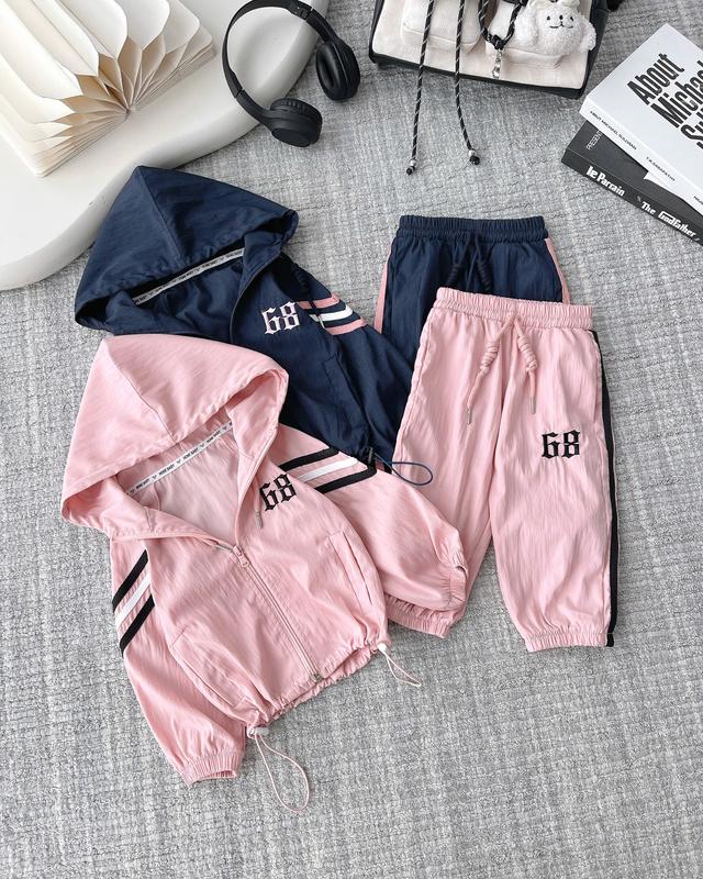 8-35Kg - Dung Kids 05- V14 Set Gió Có mũ Tay 3 sọc nhọn quần cạp chun bo ống thêu chữ dáng khoẻ khoắn cho bé