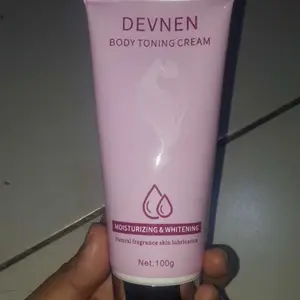 Body lotion pemutih badan Niacinamide Body bleaching Whitening cream Krim  pemutih kulit seluruh tubuh  Memutihkan dan melembabkan - Untuk pria dan wanita Mencerahkan Kusam  100g