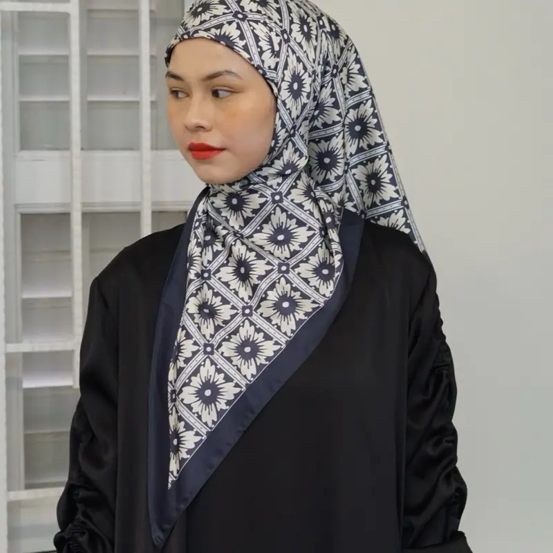 Tri Shawl Mariam in Matte Satin