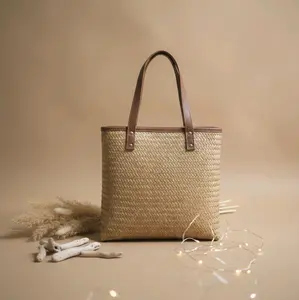 Tas Bamban Kekinian dengan Desain Anyaman Natural dan Tali Kulit Cokelat untuk Gaya Modern (tali pendek)