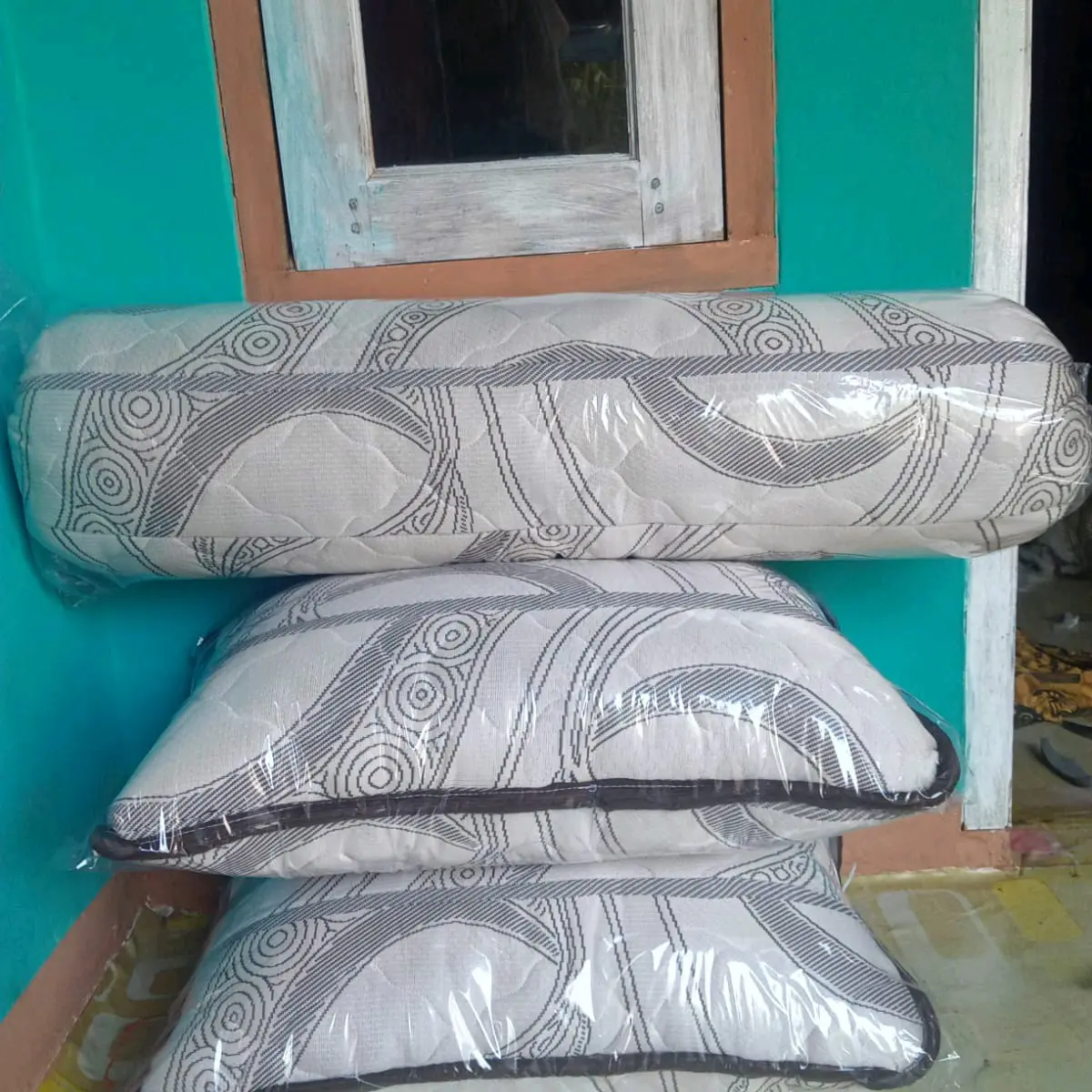 Bantal Guling Putih Super awet dan empuk Bed