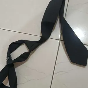 Dasi Perekat Hitam Polos Unisex Pria Wanita Desain Formal Dan Mudah Di Pakai untuk Anak SMA Elegan & Praktis