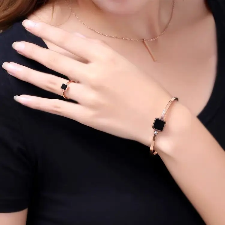 set gelang dan cincin kotak hitam permata 1 titanium