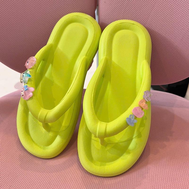  HÀNG SẴN  2025 Phong Cách Mới Flip-Flops dép tông xỏ ngón xốp    đính kèm charm Chữ theo yêu cầu   Đế Bằng DéP Nam NỮ đi biển mùa hè 