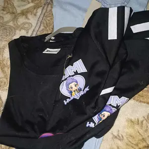 KAOS ANAK PEREMPUAN HK GAMBAR HUNTRIX RUMI SABLON DTF PRINTING