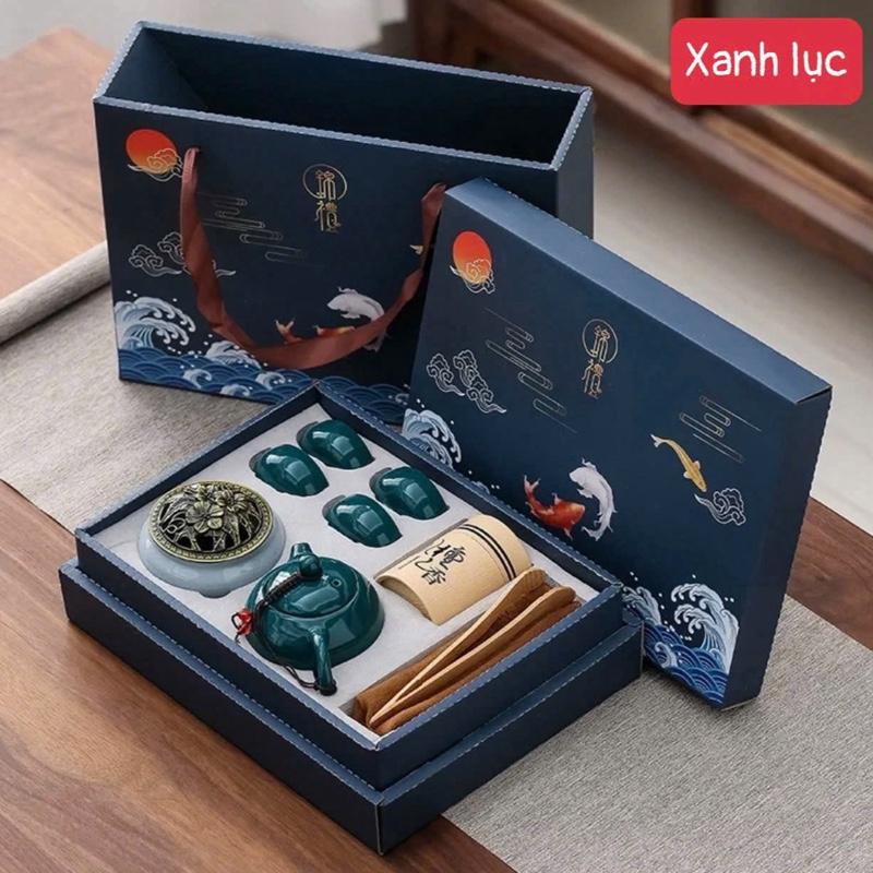  ￼Bộ ấm trà gồm  ấm cốc hộp đựng trà tráng mem ngọc bích tặng  kèm  40 vòng nhang trầm hộp đựng và túi xách sang trọng 