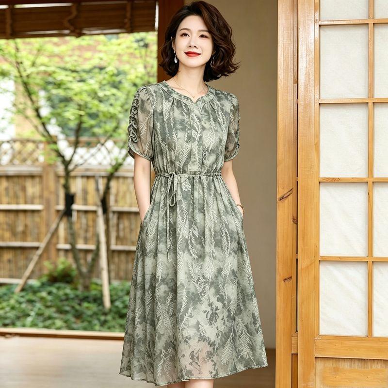Đầm liền thân in họa tiết dáng lửng, thiết kế chiết eo tôn dáng thon gọn, phối viền bèo nhún, phong cách thanh lịch, mẫu mới mùa hè 2026.