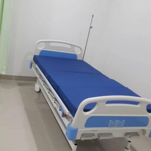 bed patient manual new/ baru bonus matras + tiang infus. 1