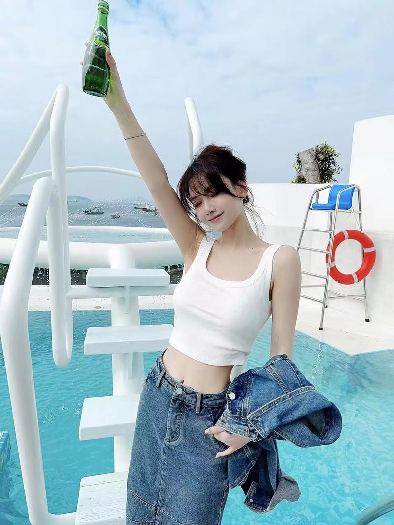 Product Introduction of Kaka women's underwear fixed coasters anti-glare commuter outwear camisole undershirt summer U-shaped back tops 3