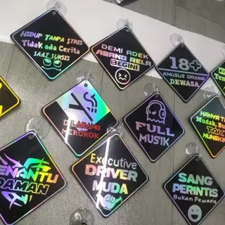 Mainan  Gantungan Kaca Mobil versi Hitam+ Hlogrm 0