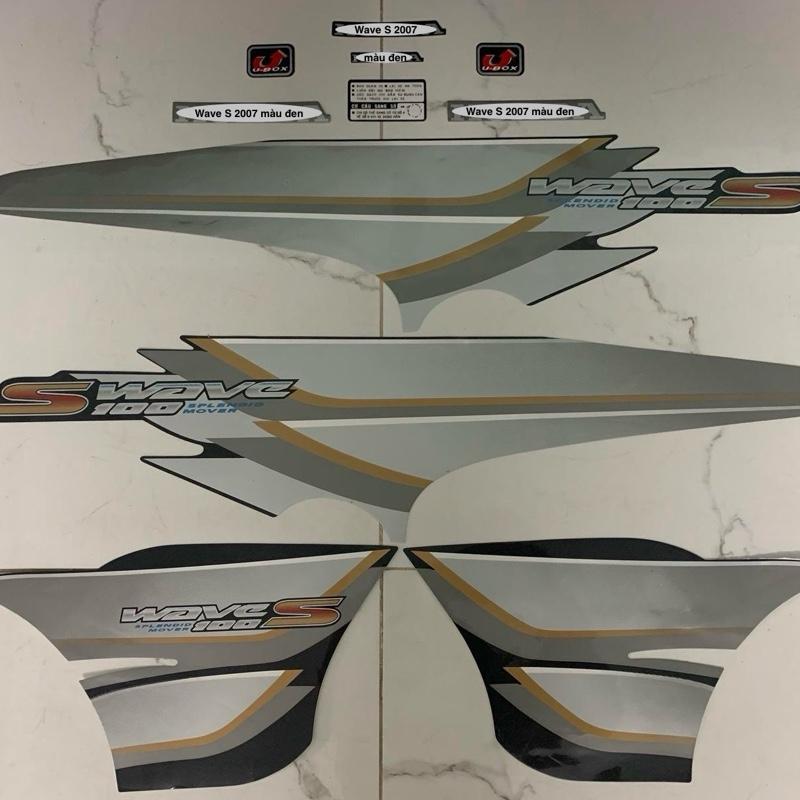  Bộ tem Wave S 100 2007 màu đen hàng nhập Thái Lan 3 lớp chất lượng cao dành riêng cho dòng xe này  tem in lụa màu sắc cực đẹp và bền giá bán cực tốt bán lẻ như bán sỉ Nhãn Dán 